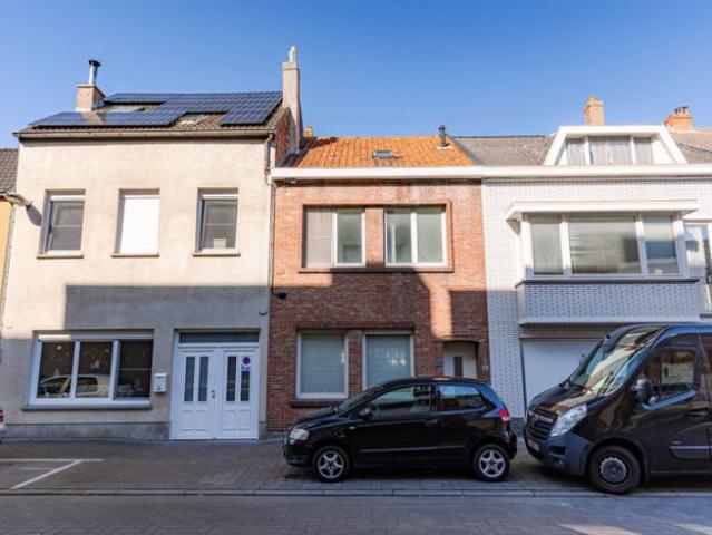 Te renoveren gezinswoning met 3 slpk nabij centrum Oostende