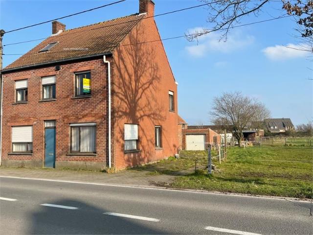 Te renoveren gezinswoning met garage op 1195m²!