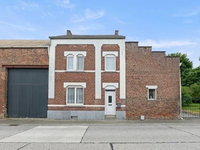 TE RENOVEREN GEZINSWONING MET LOODS IN HET LANDELIJKE GINGEL