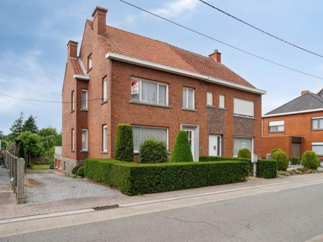 Te renoveren gezinswoning met potentieel TE KOOP in Meu.