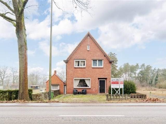 Te renoveren gezinswoning op riant perceel van 27a