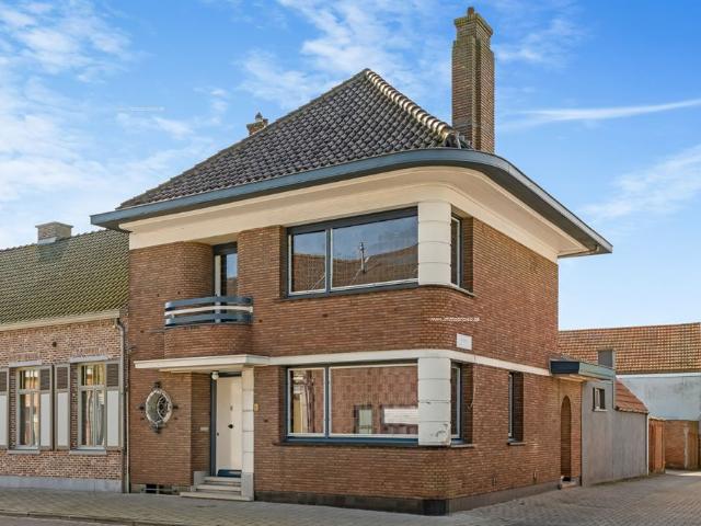 Te renoveren, geklasseerde art deco woning met 3 slpk, ruime zolder en Z tuin