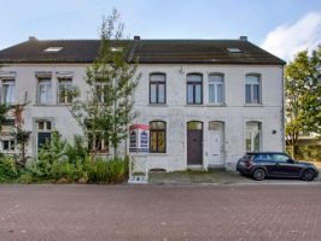 Te renoveren gesloten bebouwing met 4 slaapkamers & garage