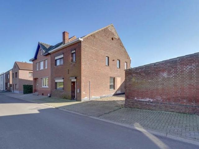Te renoveren eengezinswoning met veel potentieel