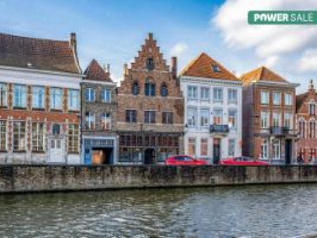 Te renoveren eigendom met 12 garages te koop in Brugge centr