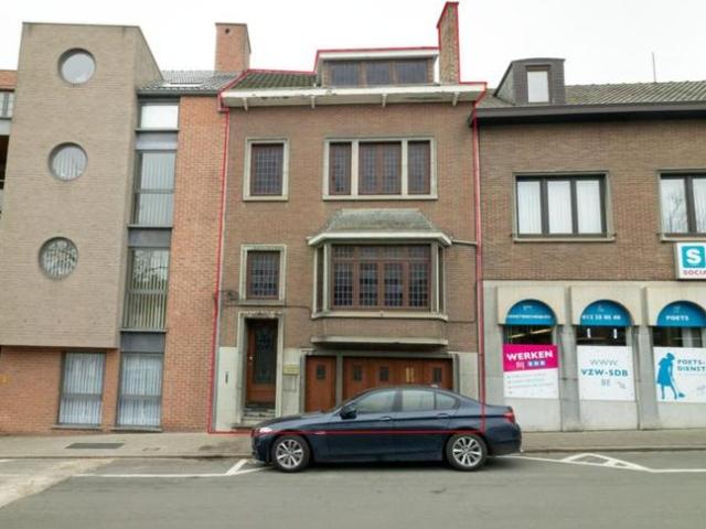 TE RENOVEREN KARAKTERVOLLE WONING MET GROTE TUIN