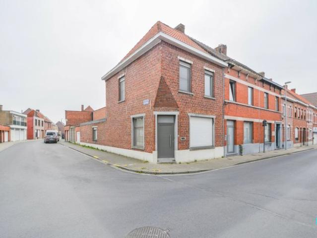 Te renoveren hoekwoning