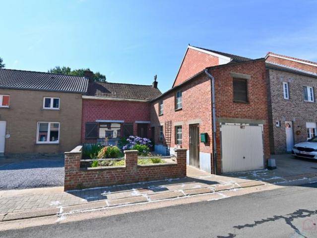 Te renoveren hoevewoning, landelijk gelegen op een percee.