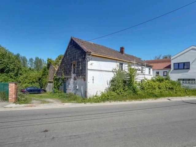 Te renoveren hoeve met binnenkoer en stallingen