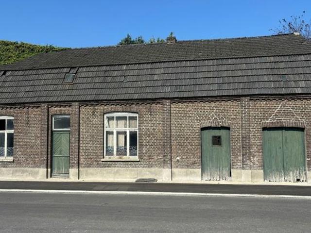 Te renoveren hoeve met weiland