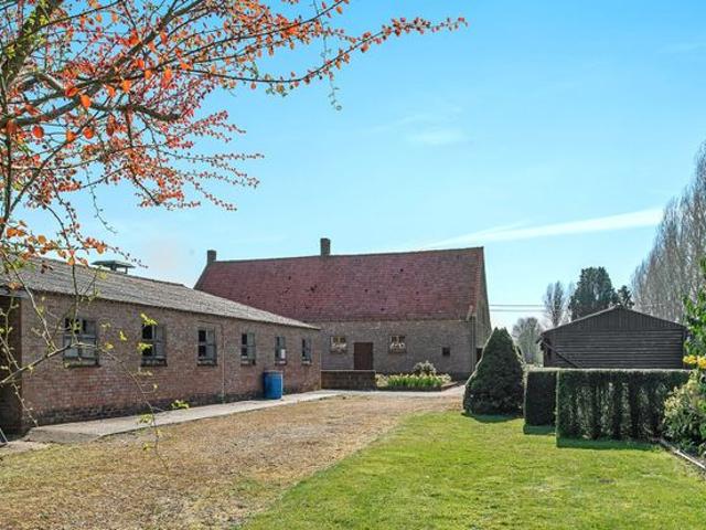 Te renoveren hofstede op toplocatie te Damme