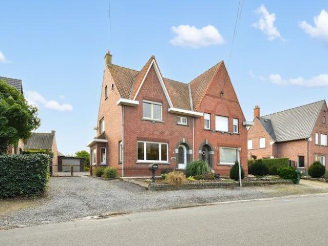 Te renoveren half open woning in Anzegem