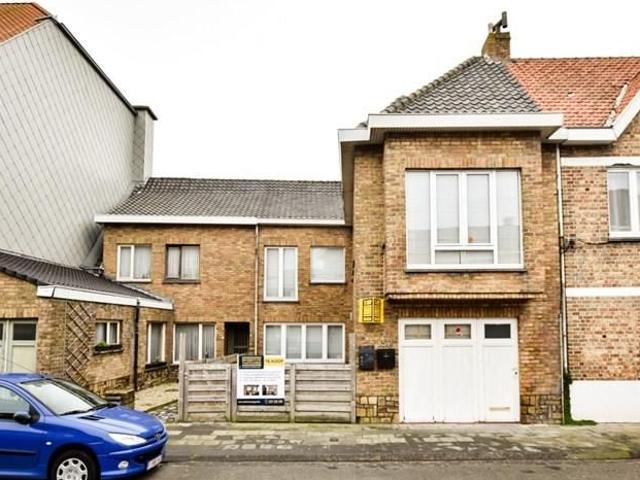 Te renoveren half open WONING met zonnig koertje en inpandig