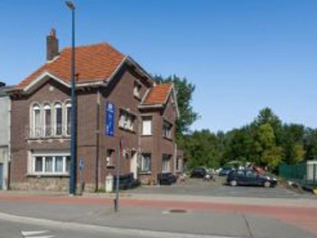 Te renoveren Half open woning of projectgrond op een terrein