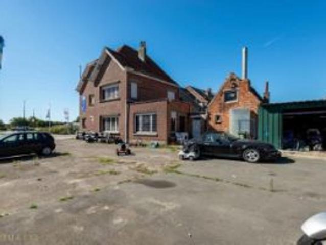 Te renoveren Half open woning of projectgrond op een terrein