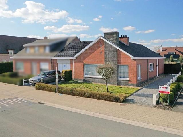 Te renoveren halfopen bebouwing met uitstekende ligging