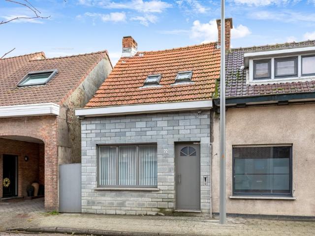 Te renoveren, halfopen starterswoning met 1 à 2 slpk, en klein tuintje