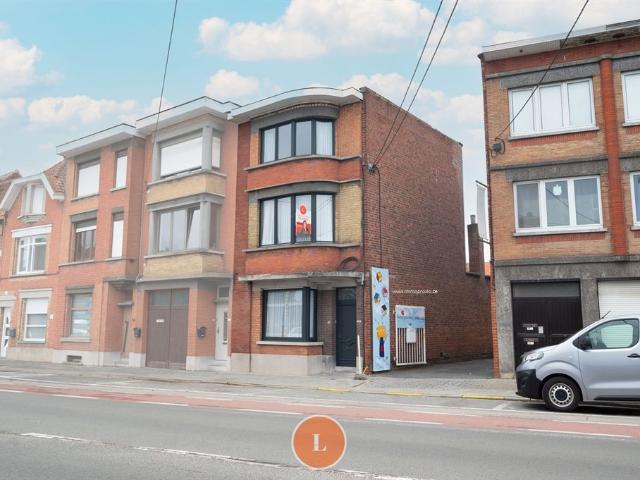 Te renoveren halfopen woning met 4 slaapkamers en tuin te Menen