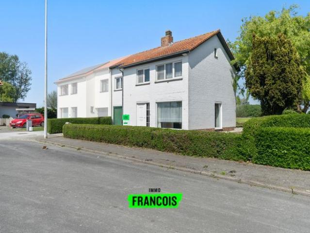 Te renoveren halfopen woning met 4 slaapkamers, inpandige g…