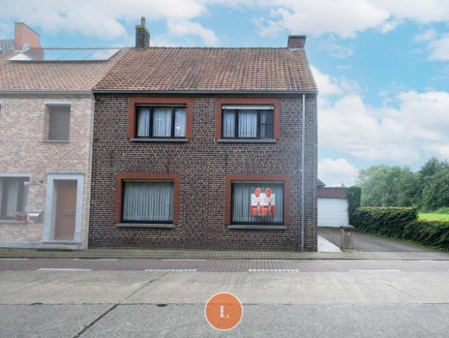 Te renoveren halfopen woning met 3 slaapkamer, garage op.