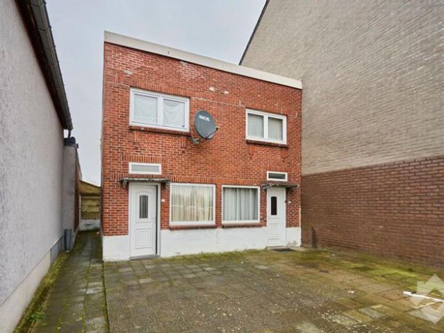 Te renoveren, halfopen woning nabij het centrum!