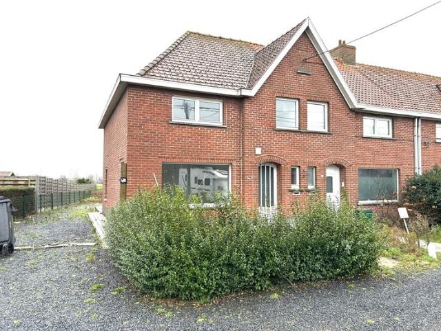 Te renoveren halfopen woning op 405m²