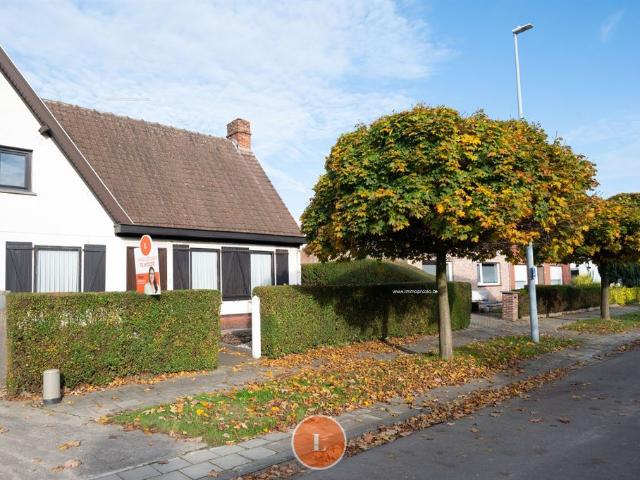 te renoveren halfopen woning gelegen in het charmante Ons Dorp