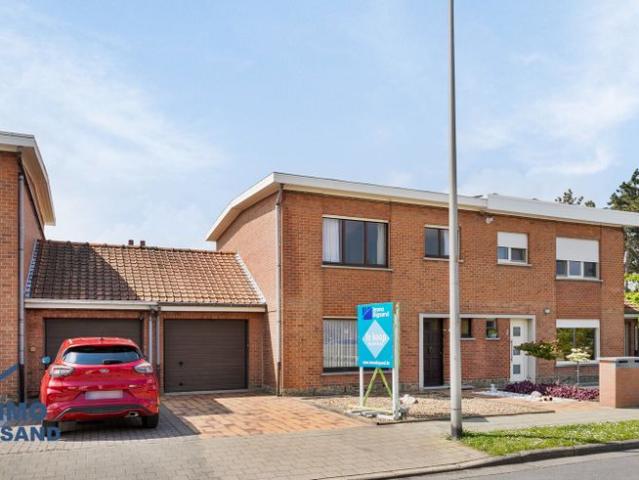 Te renoveren halfopen woning in rustige woonwijk te Bissegem