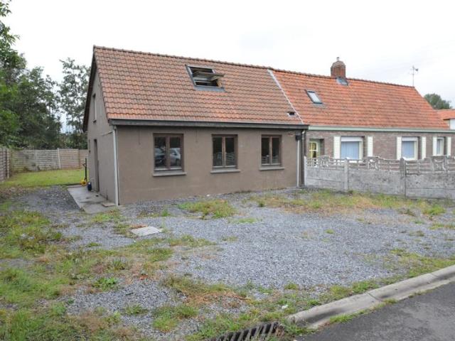 Te renoveren halfopen woning in Waregem