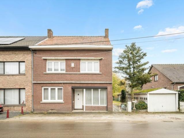 IN OPTIE Te renoveren halfvrijstaande woning op een perce