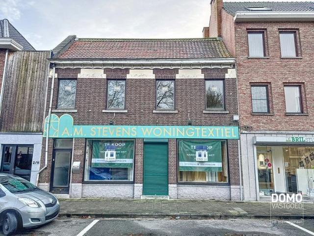 Te renoveren handelshuis gelegen in het centrum van Diepenb