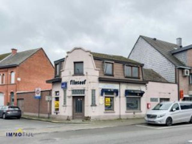 Te renoveren handelshuis op commerciële ligging te Oudegem!