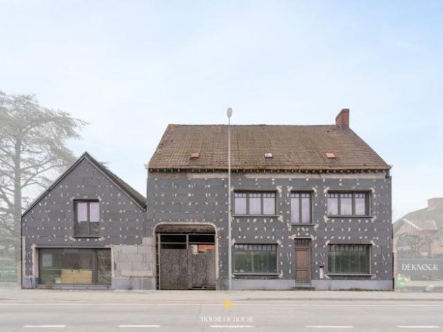 Te renoveren handelspand met woonst, atelier en loodsen