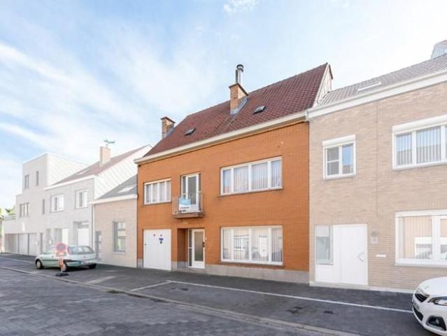 Te renoveren solide woning met zeer veel potentieel!