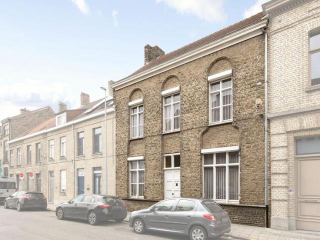 Te renoveren statige burgerwoning in het stadscentrum