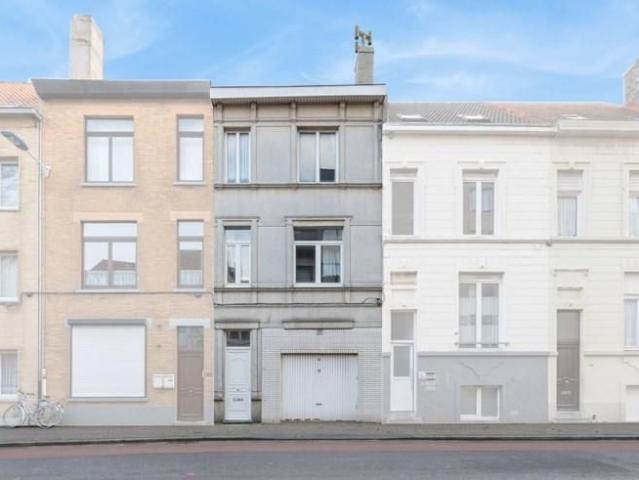Te renoveren royale rijwoning met zeer veel potentieel en ga