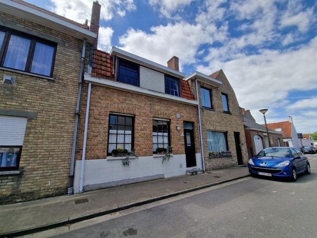 TE RENOVEREN RIJWONING MET 3 SLAAPKAMERS EN EEN ZONNIGE TUI