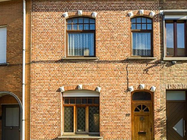 Te renoveren rijwoning met tuin op een topligging