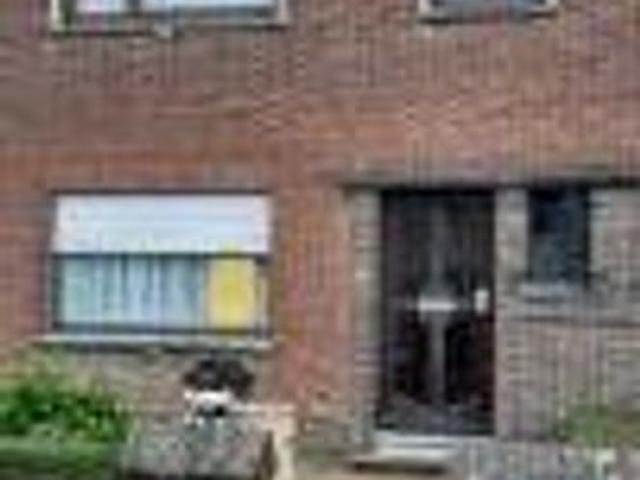 Te renoveren rijwoning met dubbele garage