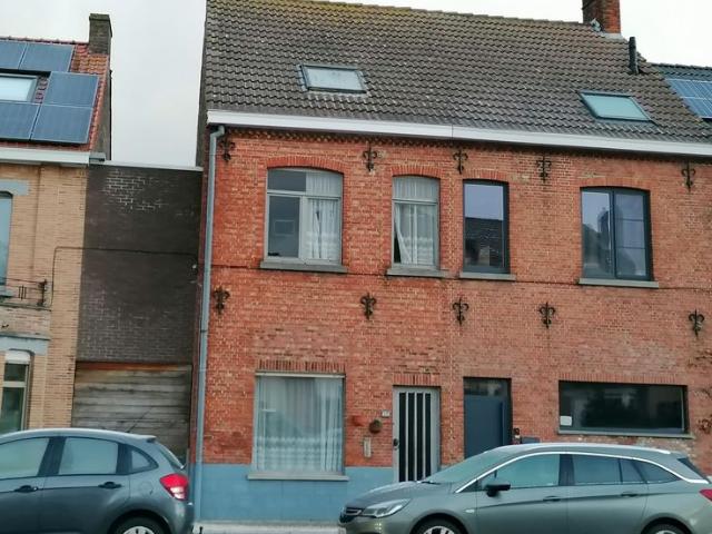 Te renoveren rijwoning met GROTE TUIN nabij BOS & CENTRUM.