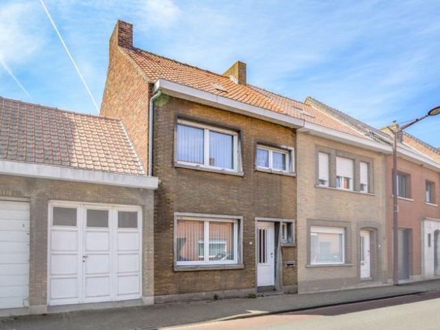 Te renoveren rijwoning in hartje Eernegem