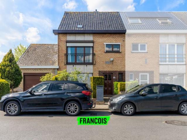 Te renoveren ruime half open bebouwing met grote garage en …