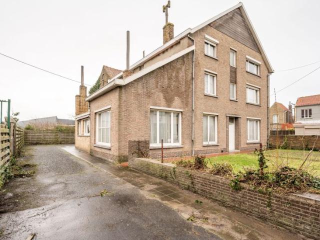 Te renoveren ruime woning met loods