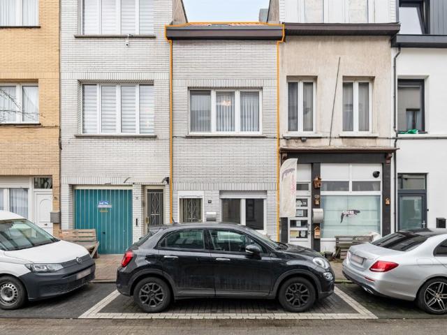 Te renoveren woning met 4 slpk. op een boogscheut van park Spoor Noord