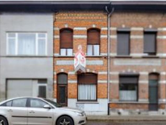 Te renoveren woning met 4 SLPK's, garage & achteruitweg