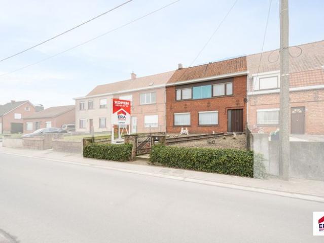 Te renoveren woning met 5 slpks, tuin + uitweg in Dentergem!