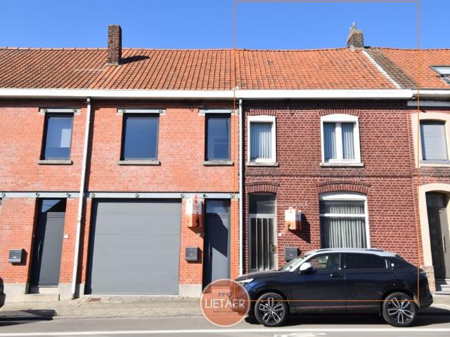Te renoveren woning met 2 nieuwe garages op een grondoppervlakte van circa 200m²