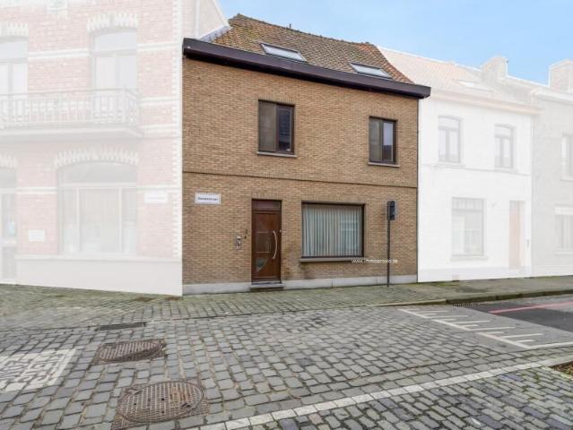 Te renoveren woning met 2 slaapkamers en koer