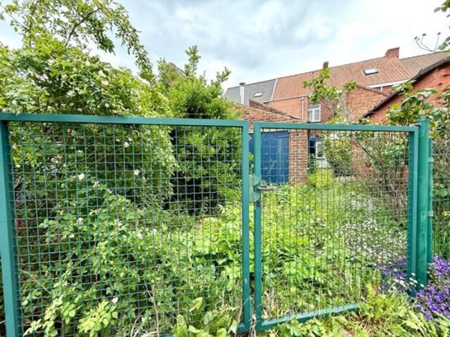 Te renoveren woning met 2 slk, garage en tuin