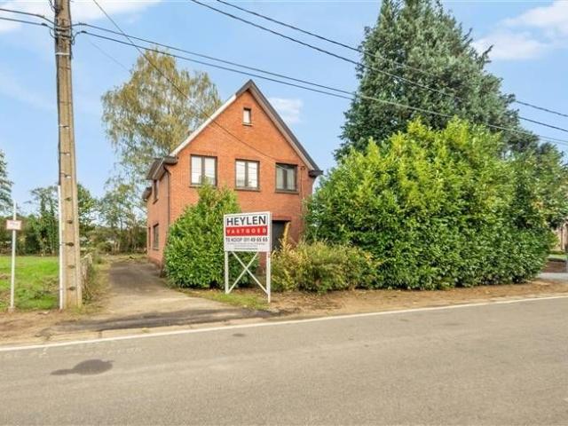 Te renoveren woning met 3 slaapkamers op circa 9are